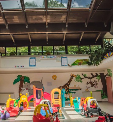 veduta salone ampio spazio ricco di giochi