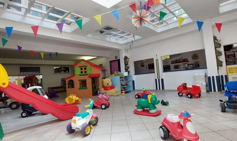 SALONE N. 2 PEDAGOGIA DELLO SPAZIO CREAIAMO OPPRTUNITà DI GIOCO MOVIMENTO E SOCIALIZZAZIONE AMPIO E LUMINOSO
