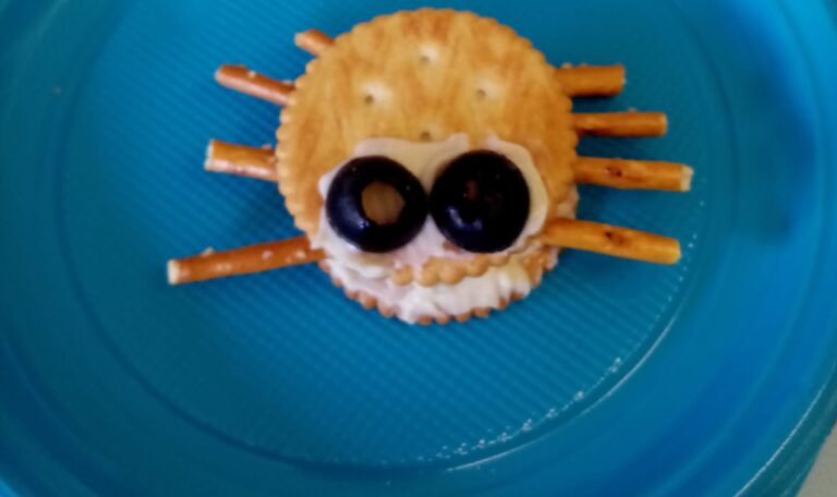 RAGNETTI DI HALLOWEEN GIOCHIAMO CON IL CIBO