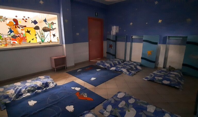 PEDAGOGIA DELLO SPAZIO ATTENZIONE AL RIPOSO DEI BAMBINI CON UN LUOGO AD ESSO DEDICATO